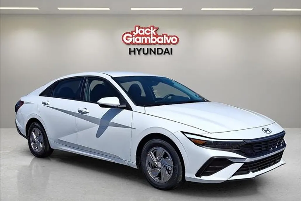 2025 Hyundai Elantra SE photo 1