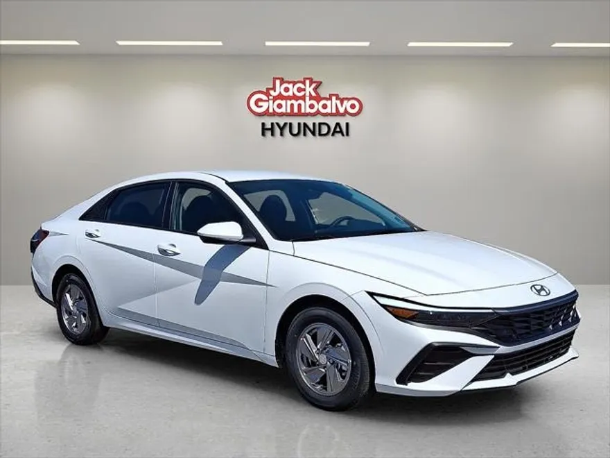 2025 Hyundai Elantra SE photo 1