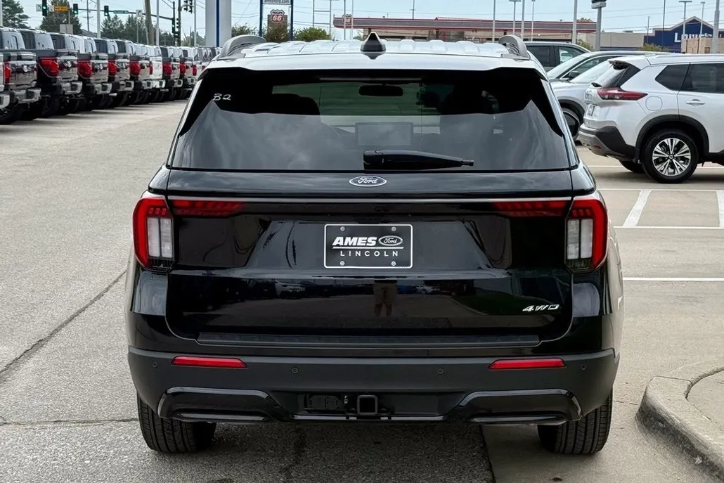 2025 Ford Explorer ST-Line photo 1