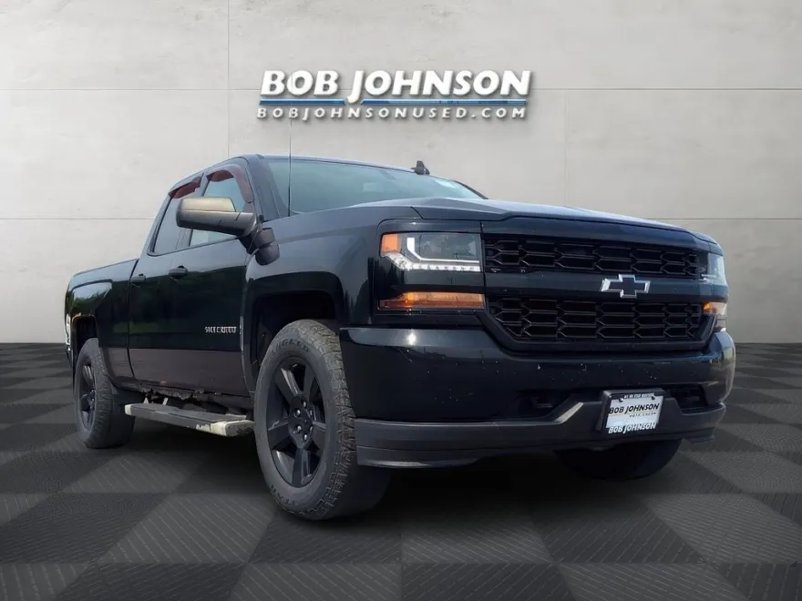 2017 Chevrolet Silverado 1500 Custom photo 1