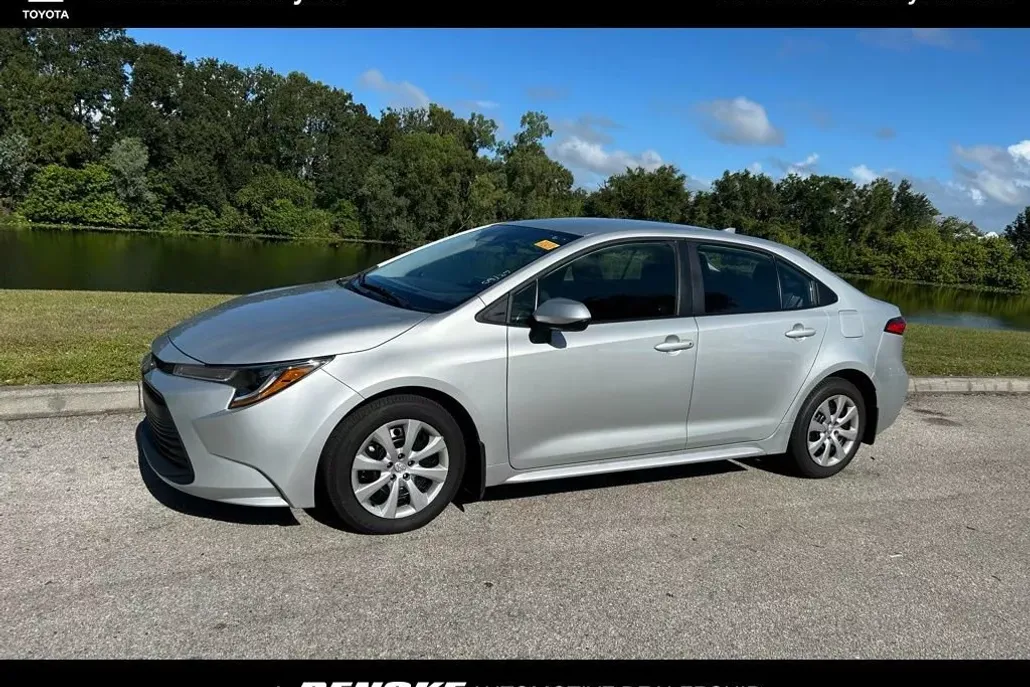 2025 Toyota Corolla LE photo 1