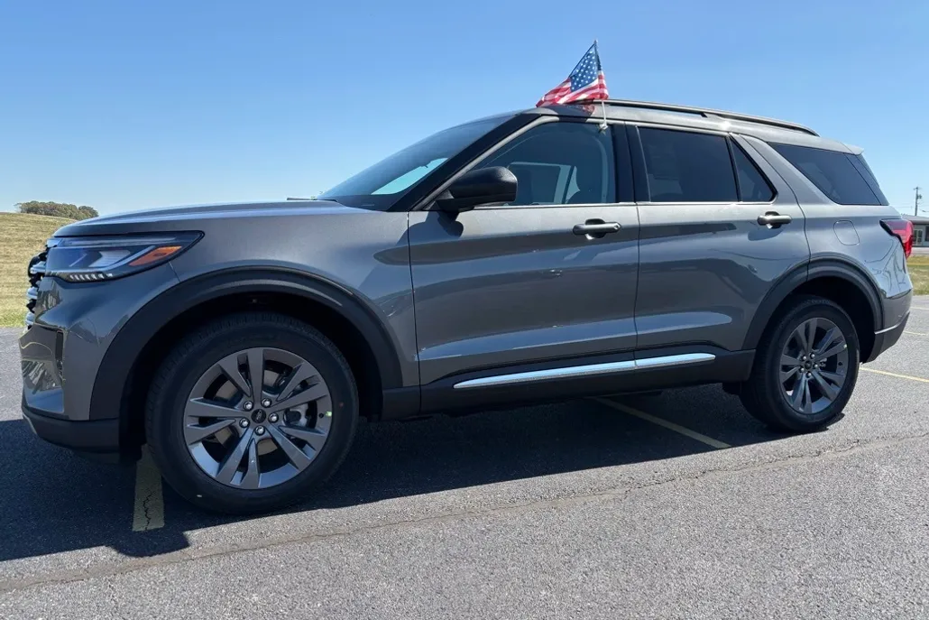 2025 Ford Explorer photo 1