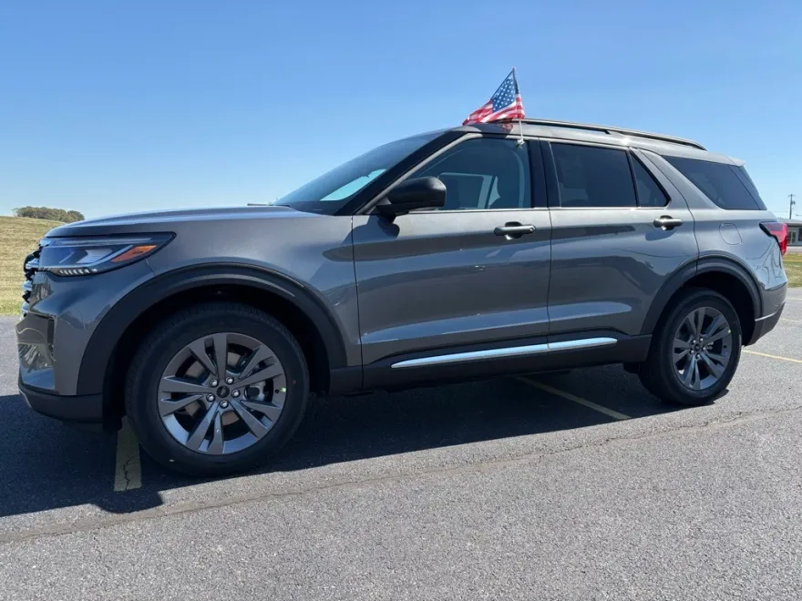 2025 Ford Explorer photo 1
