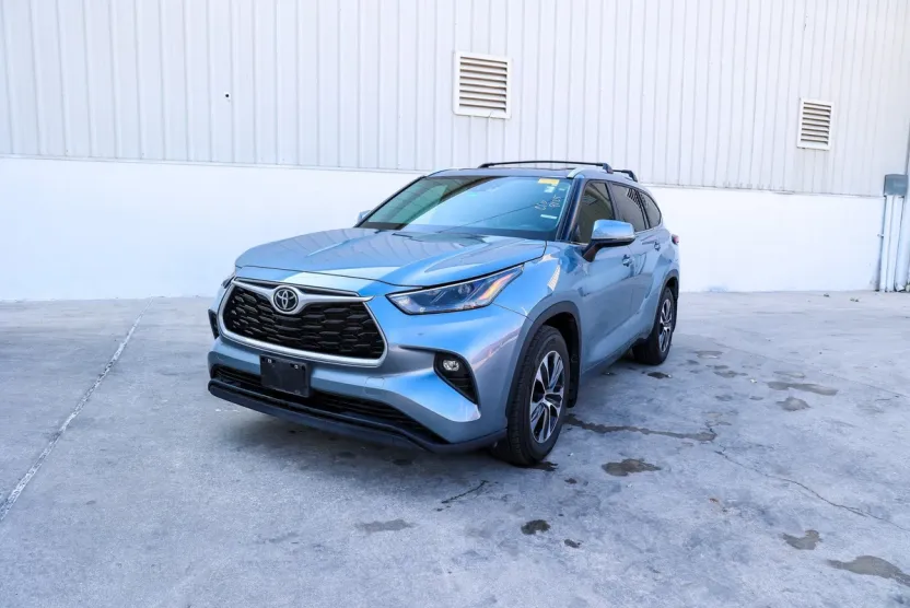 2023 Toyota Highlander XLE photo 1