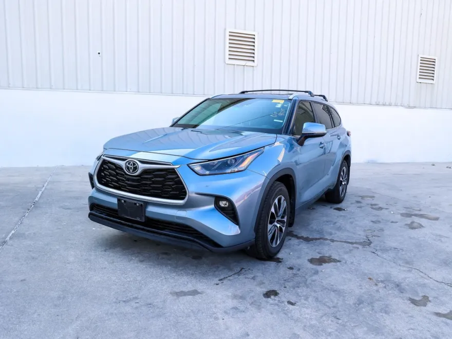 2023 Toyota Highlander XLE photo 1