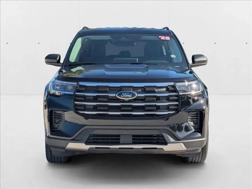 2025 Ford Explorer photo 1