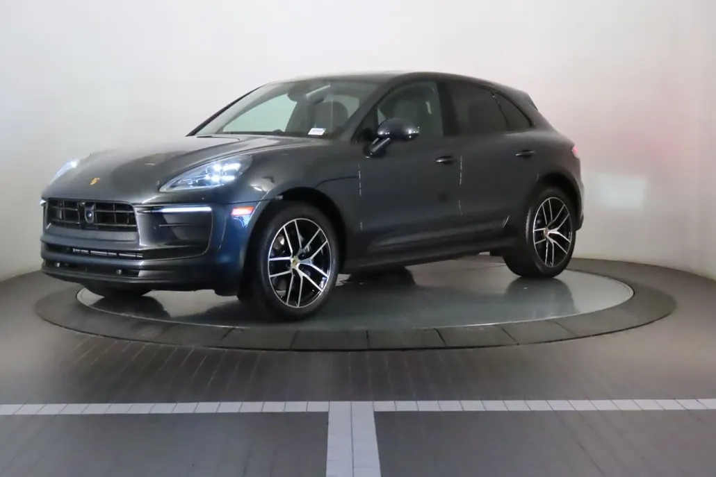 2025 Porsche Macan Base photo 1