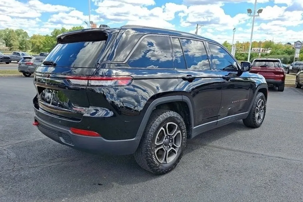 2022 Jeep Grand Cherokee Trailhawk photo 1