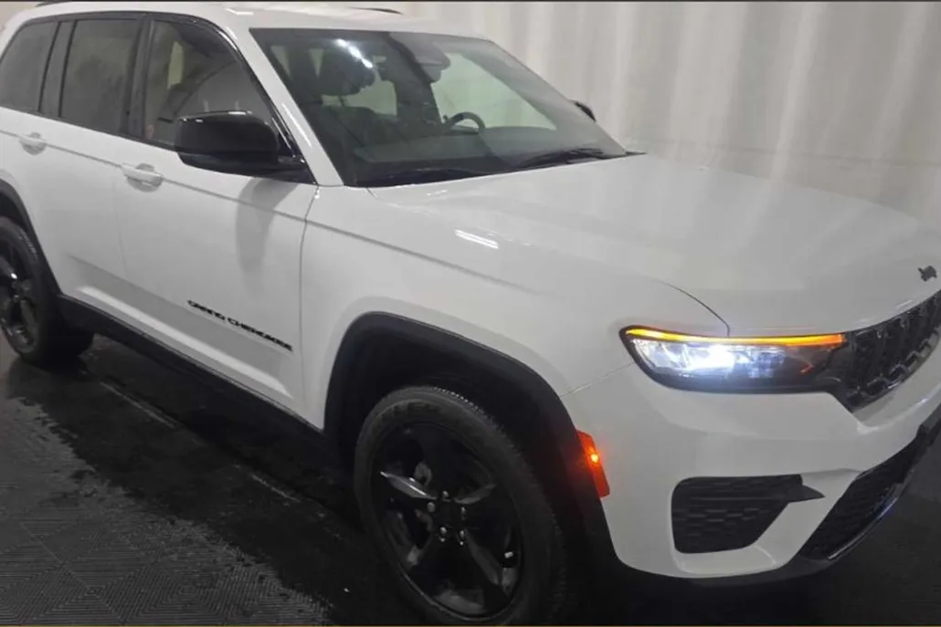 2022 Jeep Grand Cherokee Laredo photo 1
