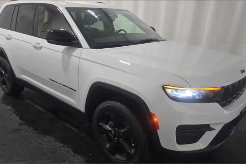 2022 Jeep Grand Cherokee Laredo photo 1