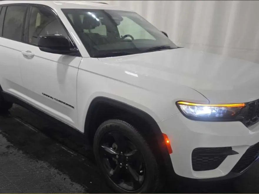 2022 Jeep Grand Cherokee Laredo photo 1