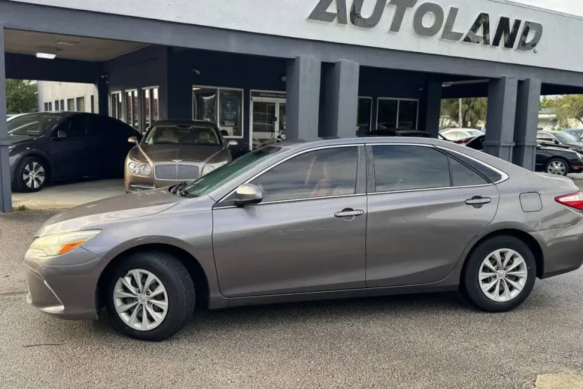 2015 Toyota Camry LE photo 1