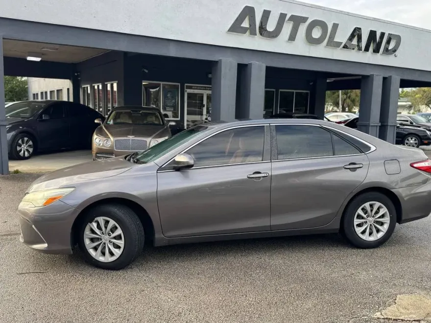 2015 Toyota Camry LE photo 1