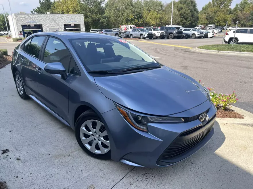 2025 Toyota Corolla LE photo 1