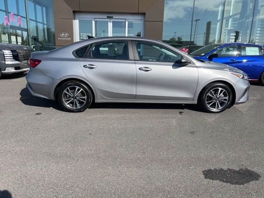 2023 Kia Forte LXS photo 1