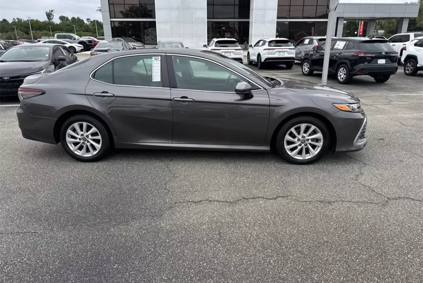 2021 Toyota Camry LE photo 1