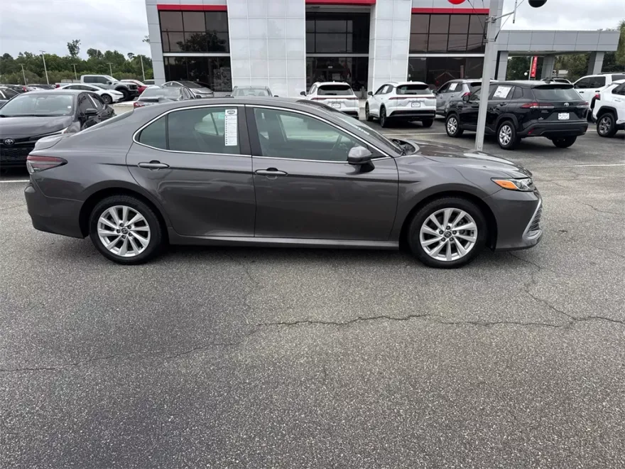 2021 Toyota Camry LE photo 1