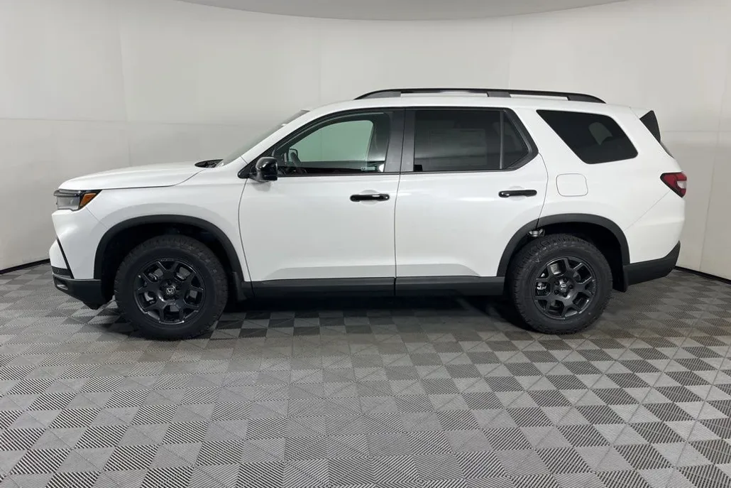 2025 Honda Pilot TrailSport photo 1