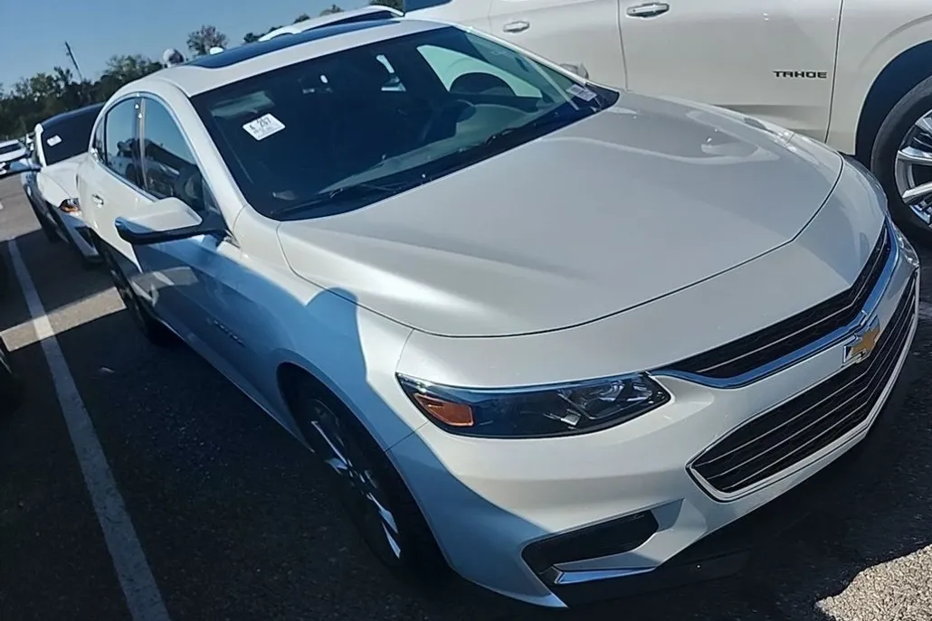 2017 Chevrolet Malibu Premier photo 1