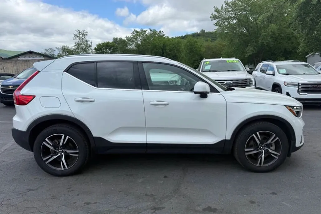 2023 Volvo XC40 Plus photo 1