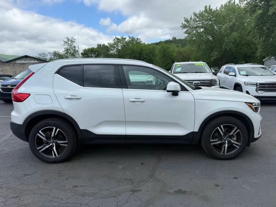 2023 Volvo XC40 Plus photo 1