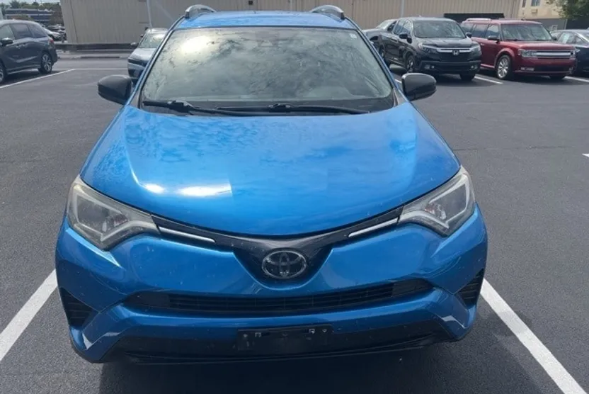 2018 Toyota RAV4 LE photo 1