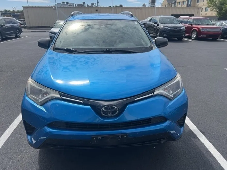 2018 Toyota RAV4 LE photo 1