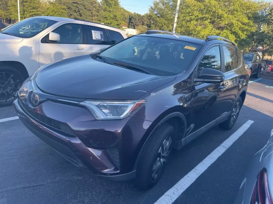 2018 Toyota RAV4 LE photo 1