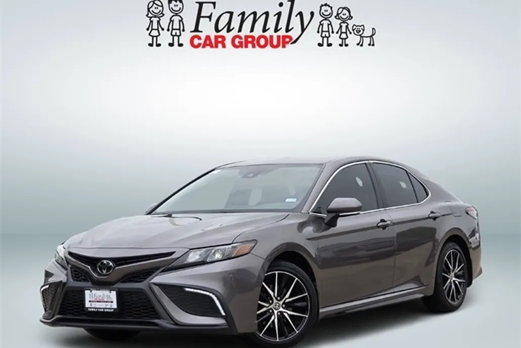 2022 Toyota Camry SE photo 1