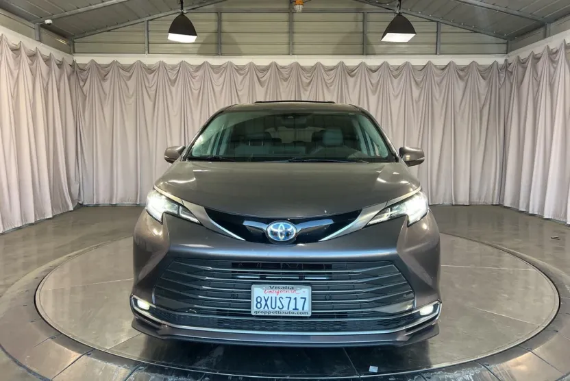 2021 Toyota Sienna Limited photo 1