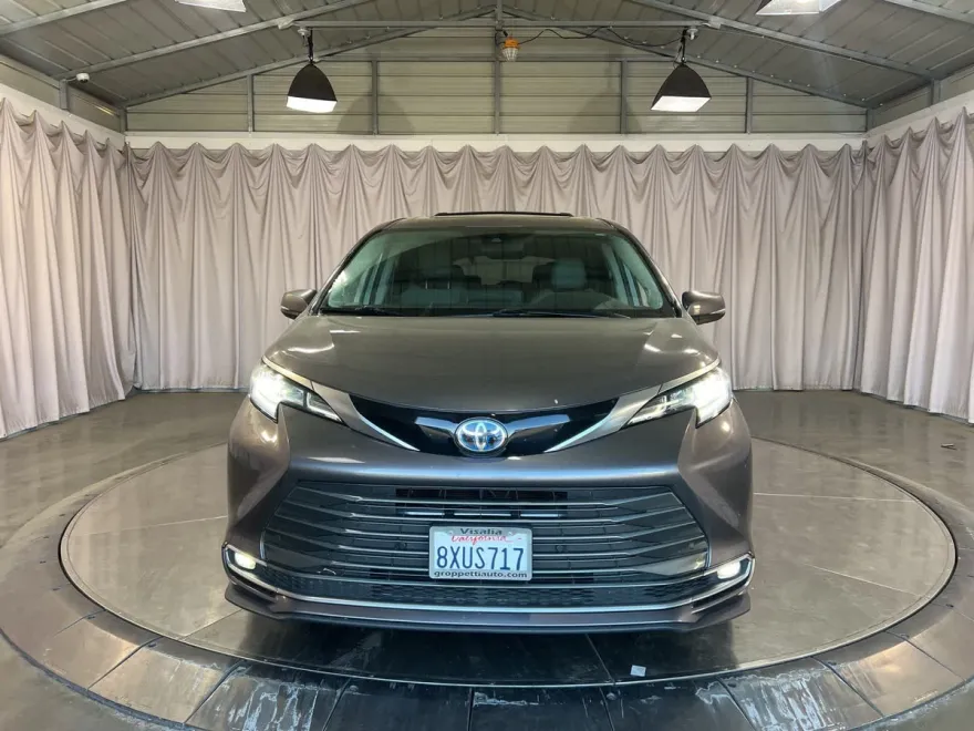 2021 Toyota Sienna Limited photo 1