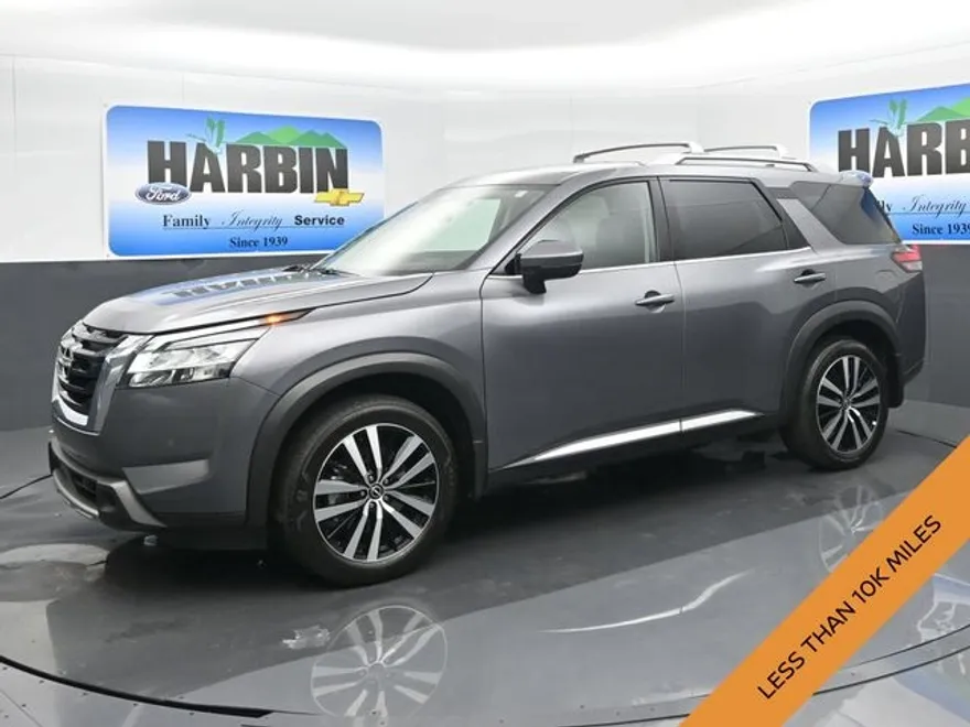 2024 Nissan Pathfinder Platinum photo 1