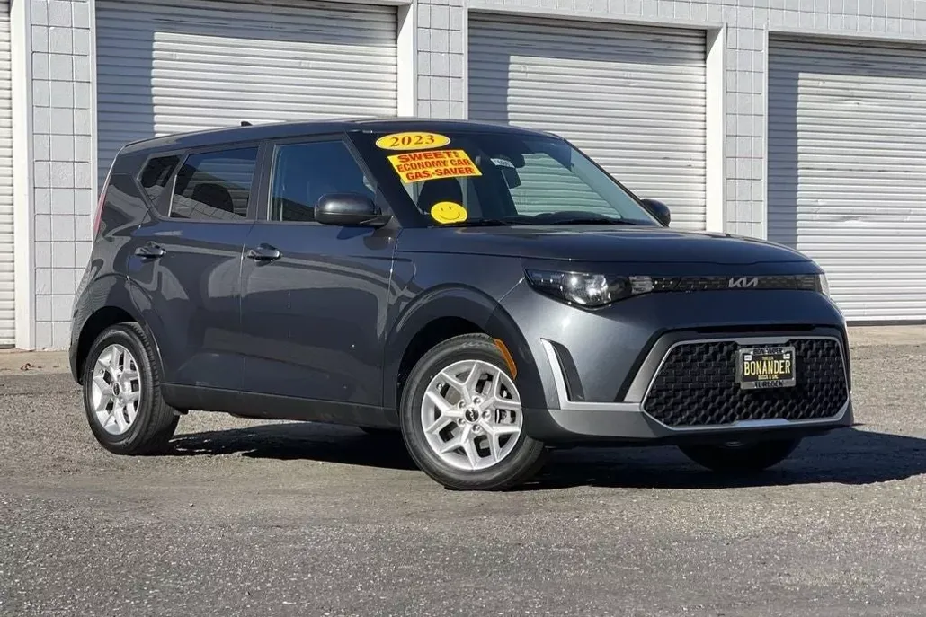 2023 Kia Soul LX photo 1