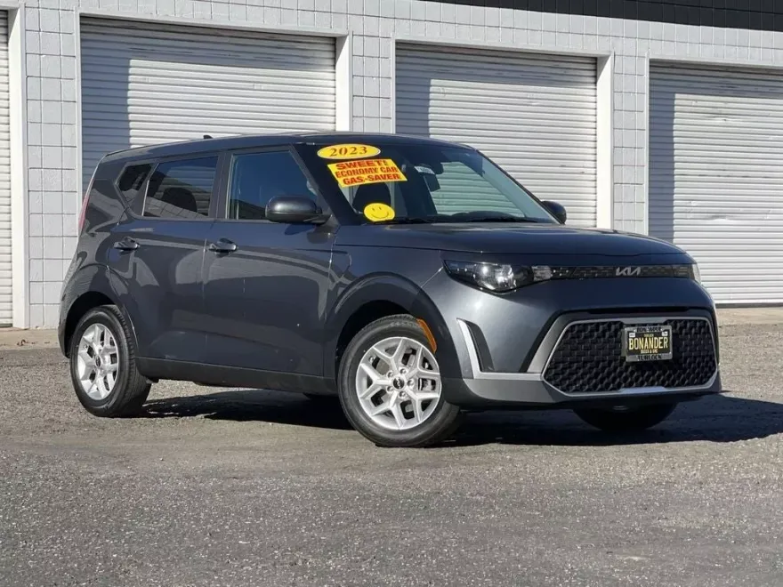 2023 Kia Soul LX photo 1