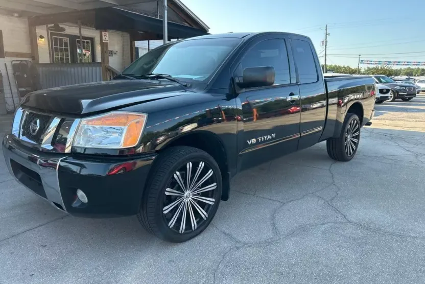 2012 Nissan Titan SV photo 1