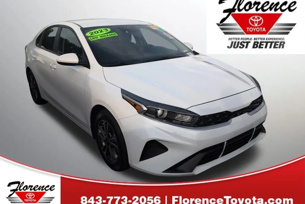 2023 Kia Forte LXS photo 1