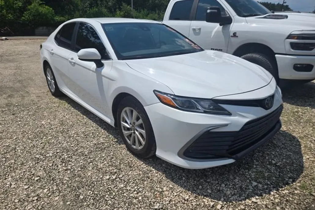 2023 Toyota Camry LE photo 1