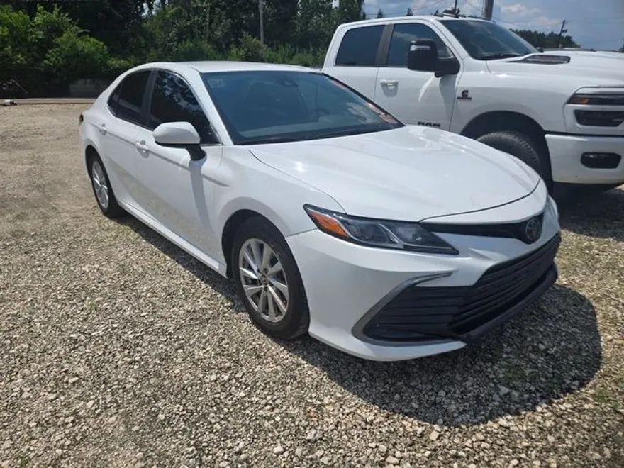 2023 Toyota Camry LE photo 1
