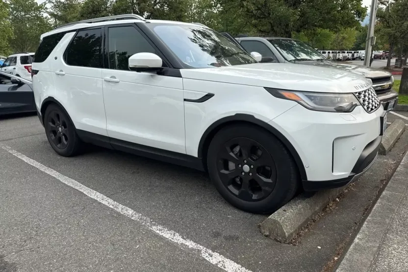 2022 Land Rover Discovery S photo 1