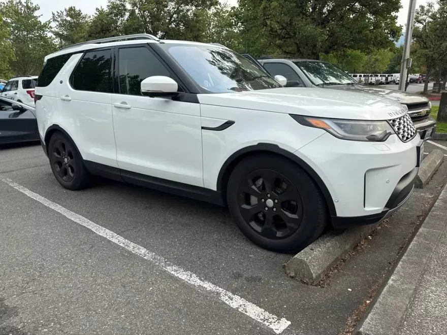 2022 Land Rover Discovery S photo 1