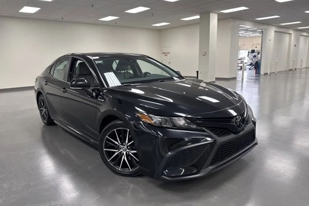 2023 Toyota Camry SE photo 1