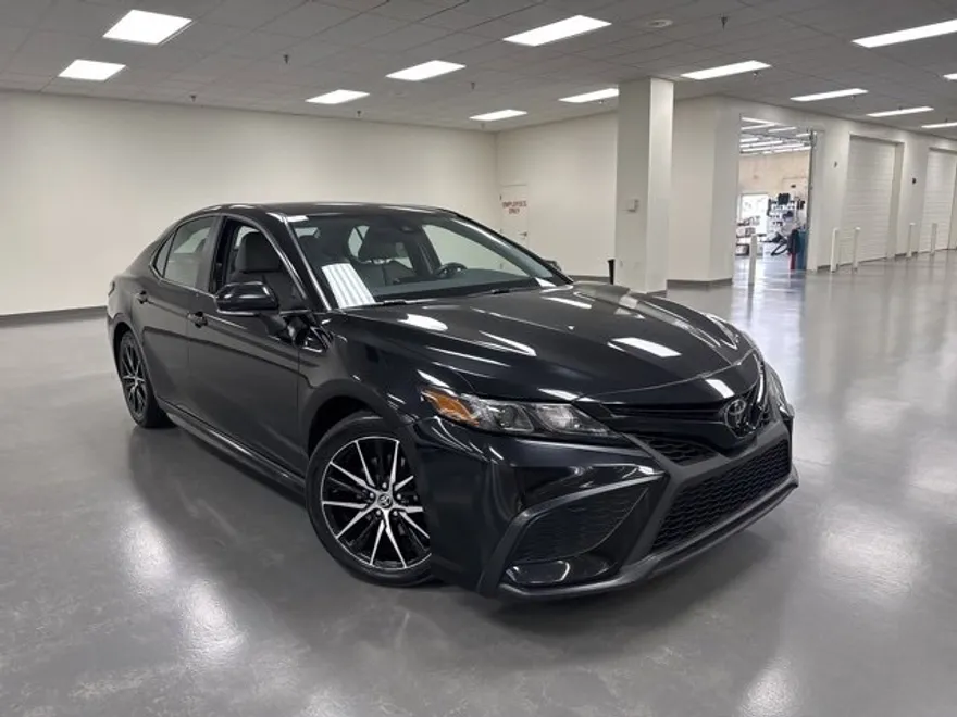 2023 Toyota Camry SE photo 1