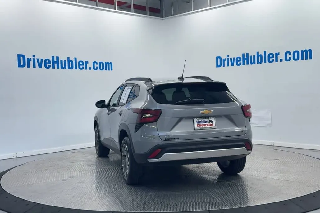2024 Chevrolet Trax LT photo 1