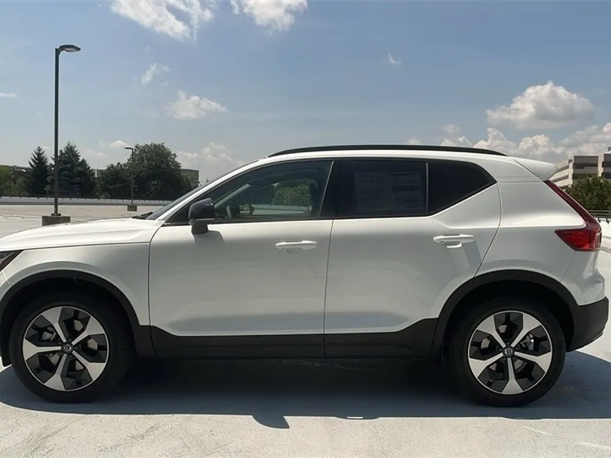 2026 Volvo XC40 Plus photo 1
