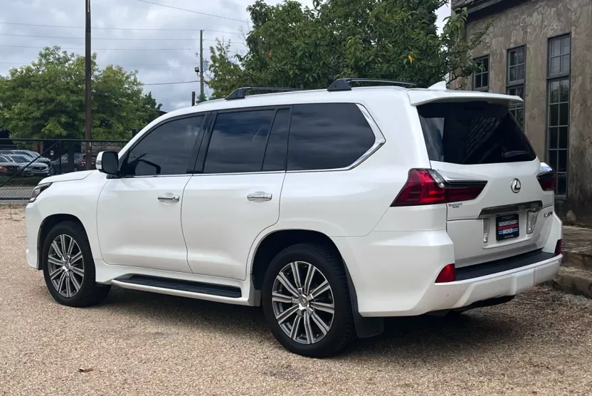 2017 Lexus LX 570 photo 1