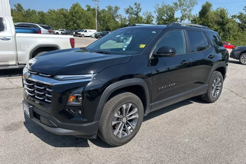 2025 Chevrolet Equinox LT photo 1