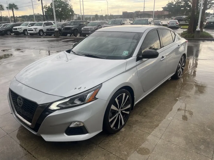2021 Nissan Altima SR photo 1