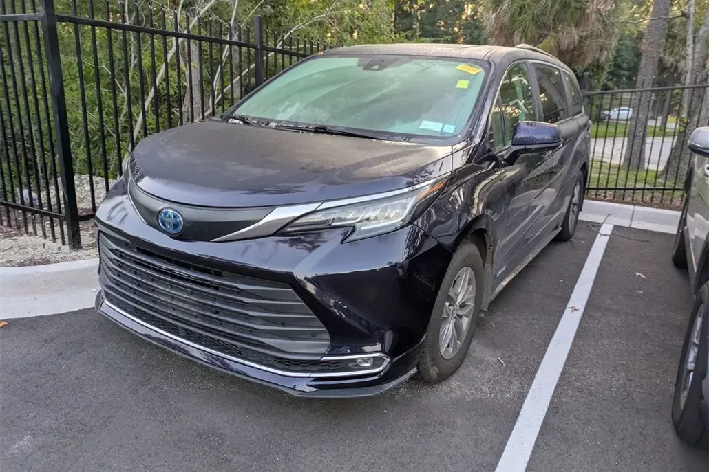 2021 Toyota Sienna XLE photo 1