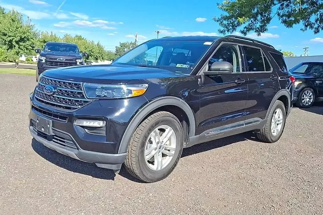 2021 Ford Explorer XLT photo 1