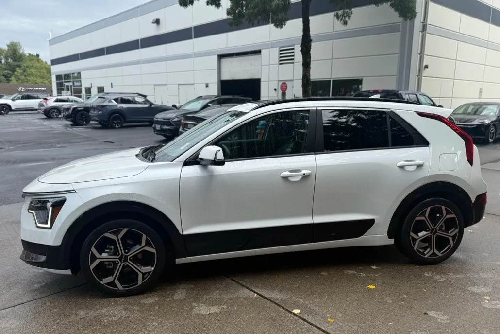 2023 Kia Niro EX Touring photo 1